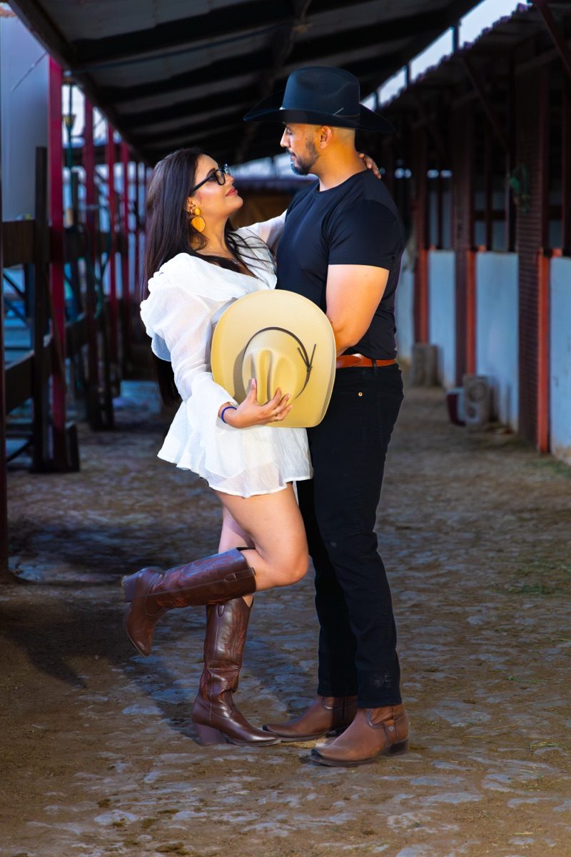 Lili y Cesar abrazados durante su sesión de fotos.
